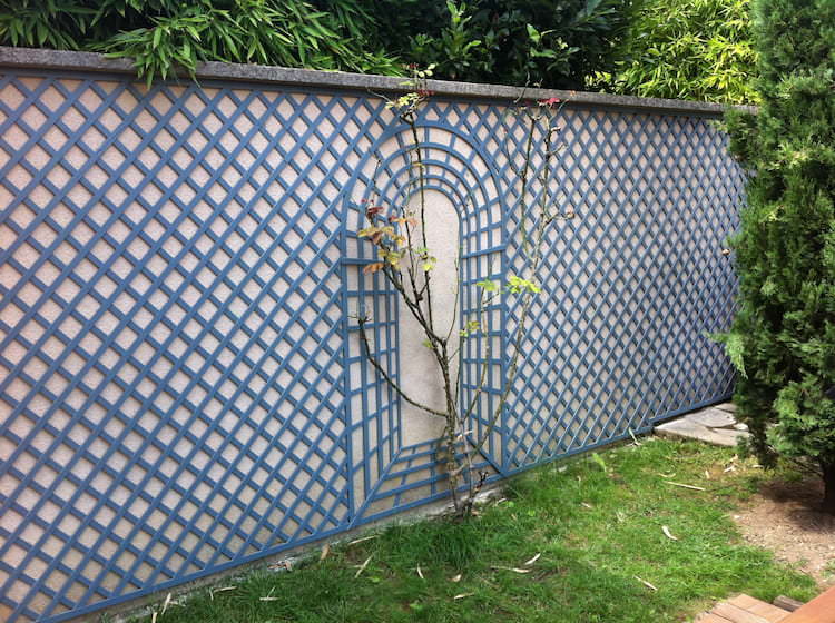 Comment mettre en place un treillis pour plantes grimpantes [TUTO