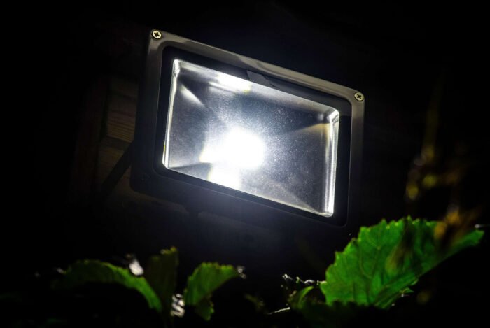 Un projecteur LED à l'extérieur