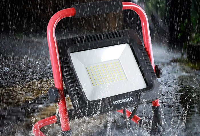 Un projecteur LED étanche sous la pluie